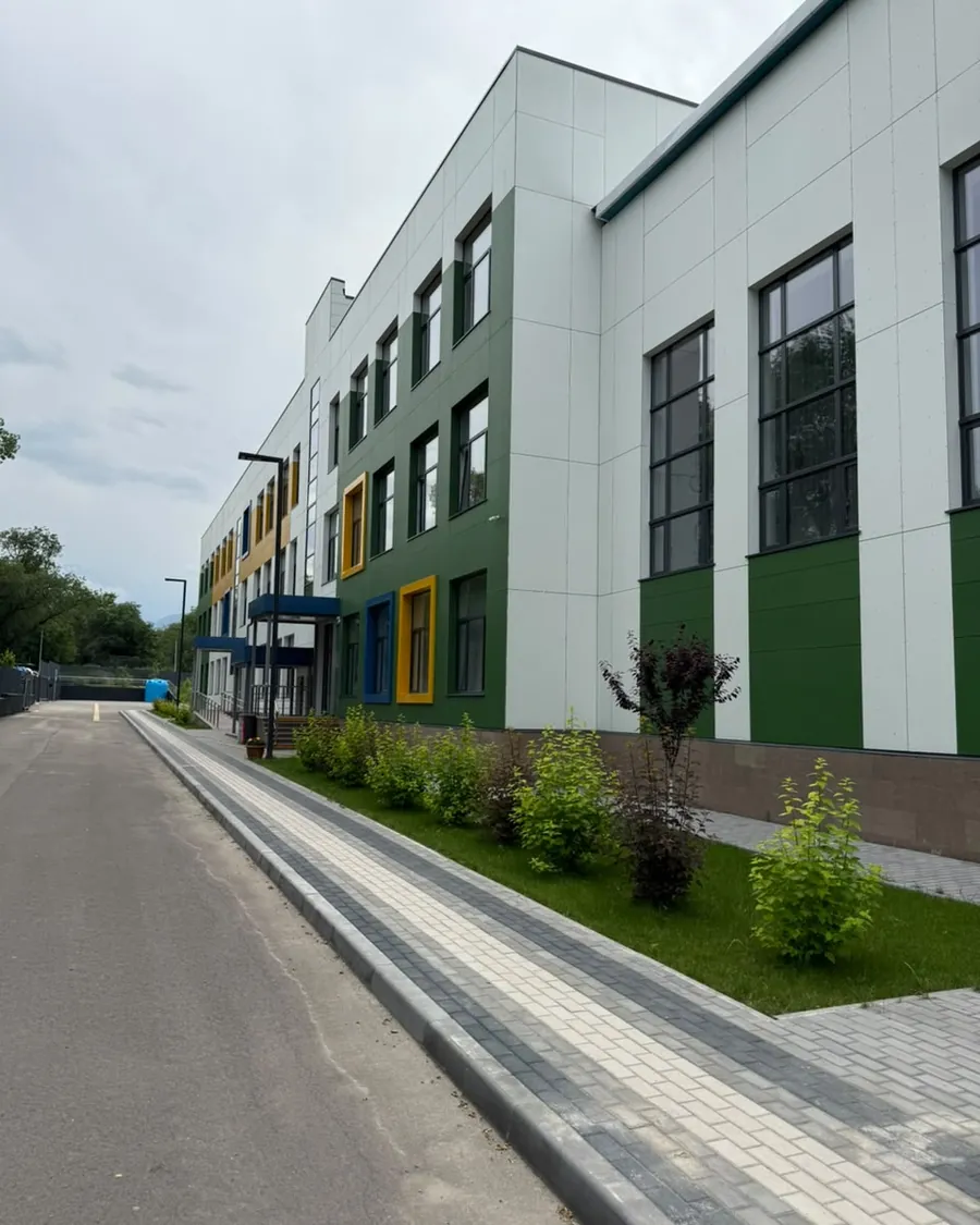 Вентилируемый фасад школьного корпуса из HPL панелей